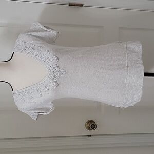 Anthropologie Meadow Rue Size S White/Gray Crochet Flower Accent T-Shirt. NEW
